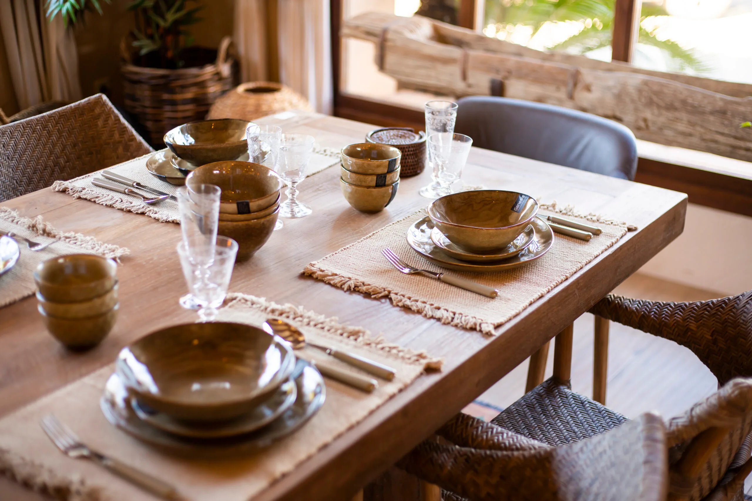 Viste tu mesa con la esencia del Mediterráneo. Vajillas cerámicas en tonos tierra, mantelería de fibras naturales y mesas de madera maciza para cenas inolvidables en Jávea.