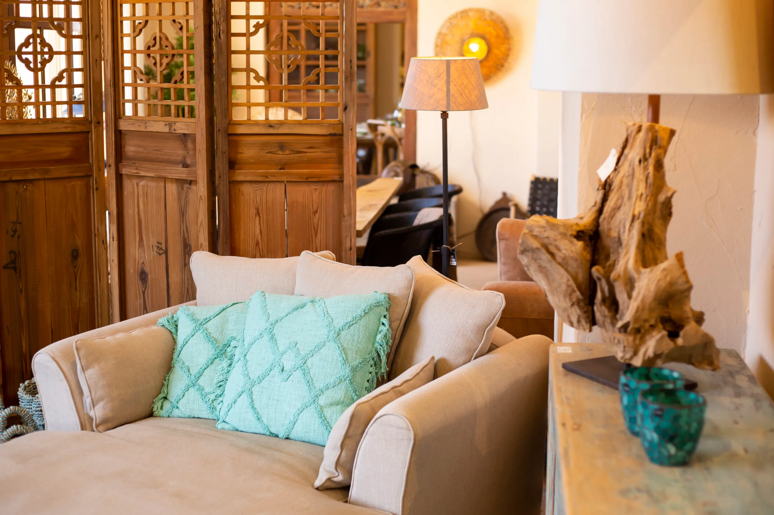 Creamos ambientes que cuentan historias. Especialistas en proyectos de interiorismo en Jávea: combinamos muebles de madera maciza, iluminación artesanal y textiles exclusivos para tu hogar.