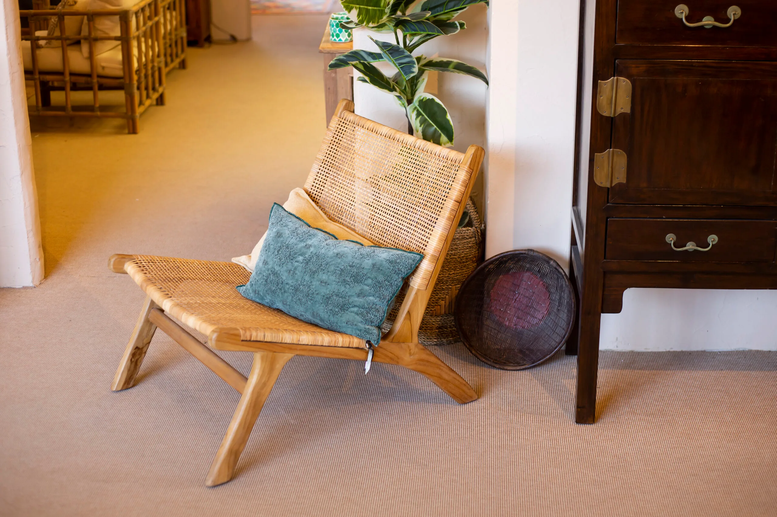 Crea un refugio de serenidad en tu hogar. Descubre nuestras camas de madera maciza, textiles en tonos tierra y alfombras de yute que definen el descanso con estilo en la Costa Blanca.