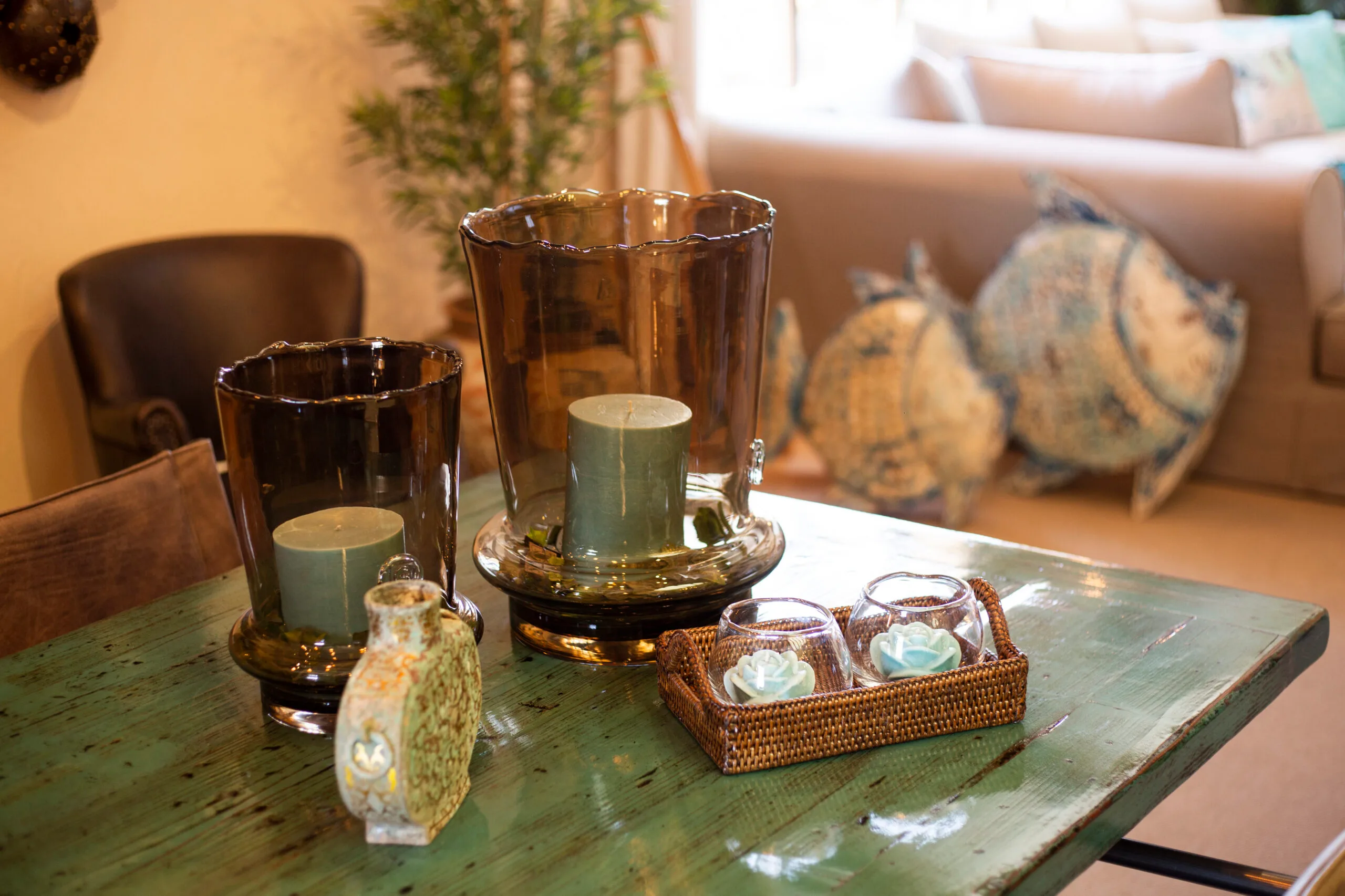 Transforma tu porche en un oasis mediterráneo. Descubre nuestra colección de mobiliario de mimbre, mesas de madera tratada y textiles frescos para disfrutar del exterior en Jávea.