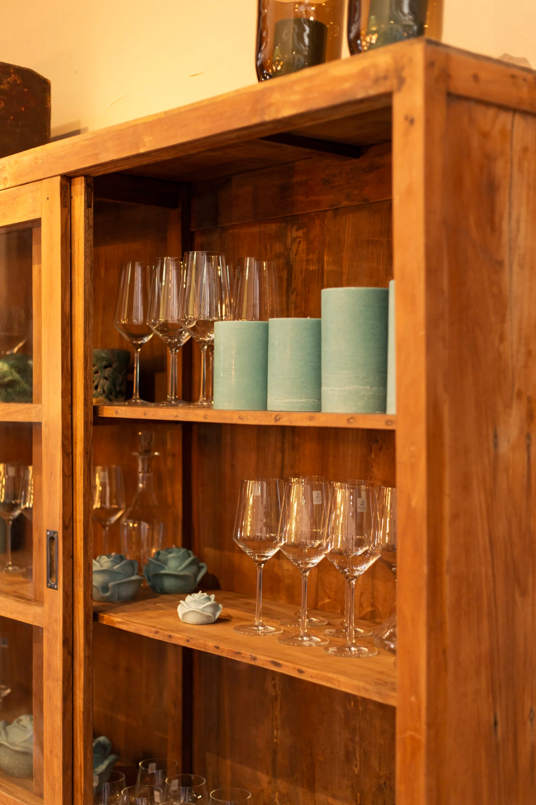 Disfruta del atardecer en tu naya con nuestra colección de mobiliario de exterior. Sofás de mimbre y mesas de madera natural diseñados para fundirse con el paisaje de Jávea y la Costa Blanca.