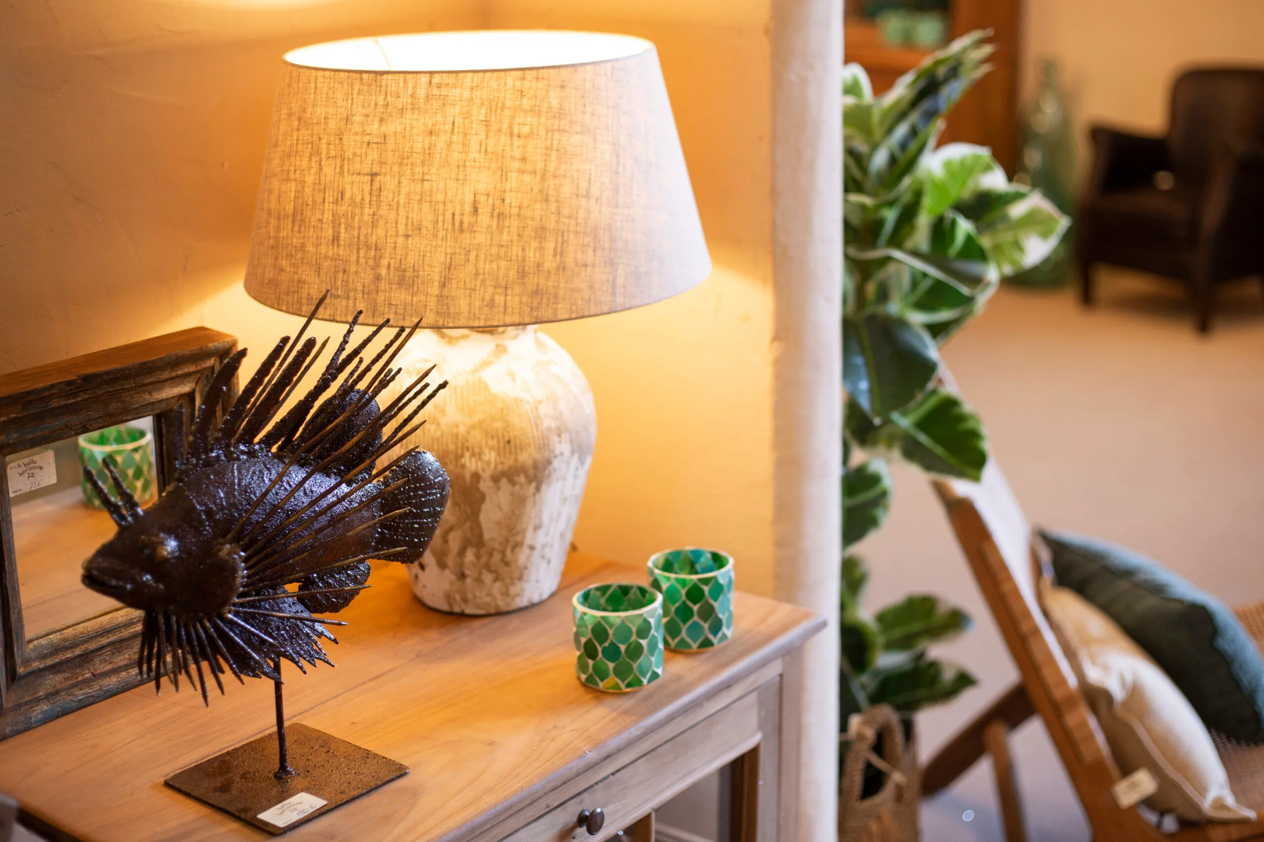 Crea rincones con luz propia. Descubre nuestra colección de lámparas con base artesanal y figuras decorativas exclusivas de inspiración marina en nuestra tienda de Jávea.