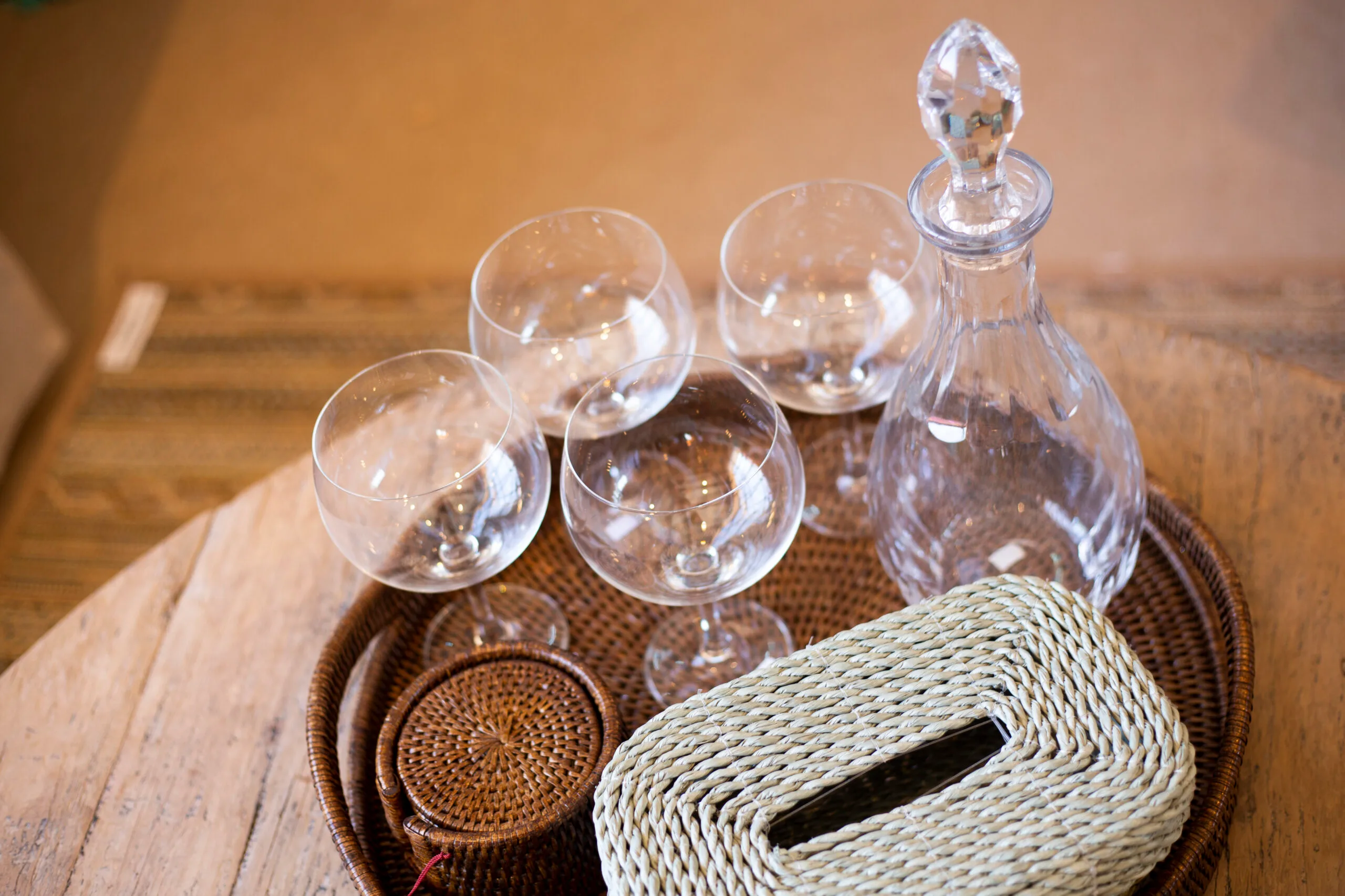Relájate con nuestra colección de sofás diseñados para el máximo confort. Descubre cómo combinar tejidos suaves con muebles de madera artesanal para crear un salón con estilo en Jávea.