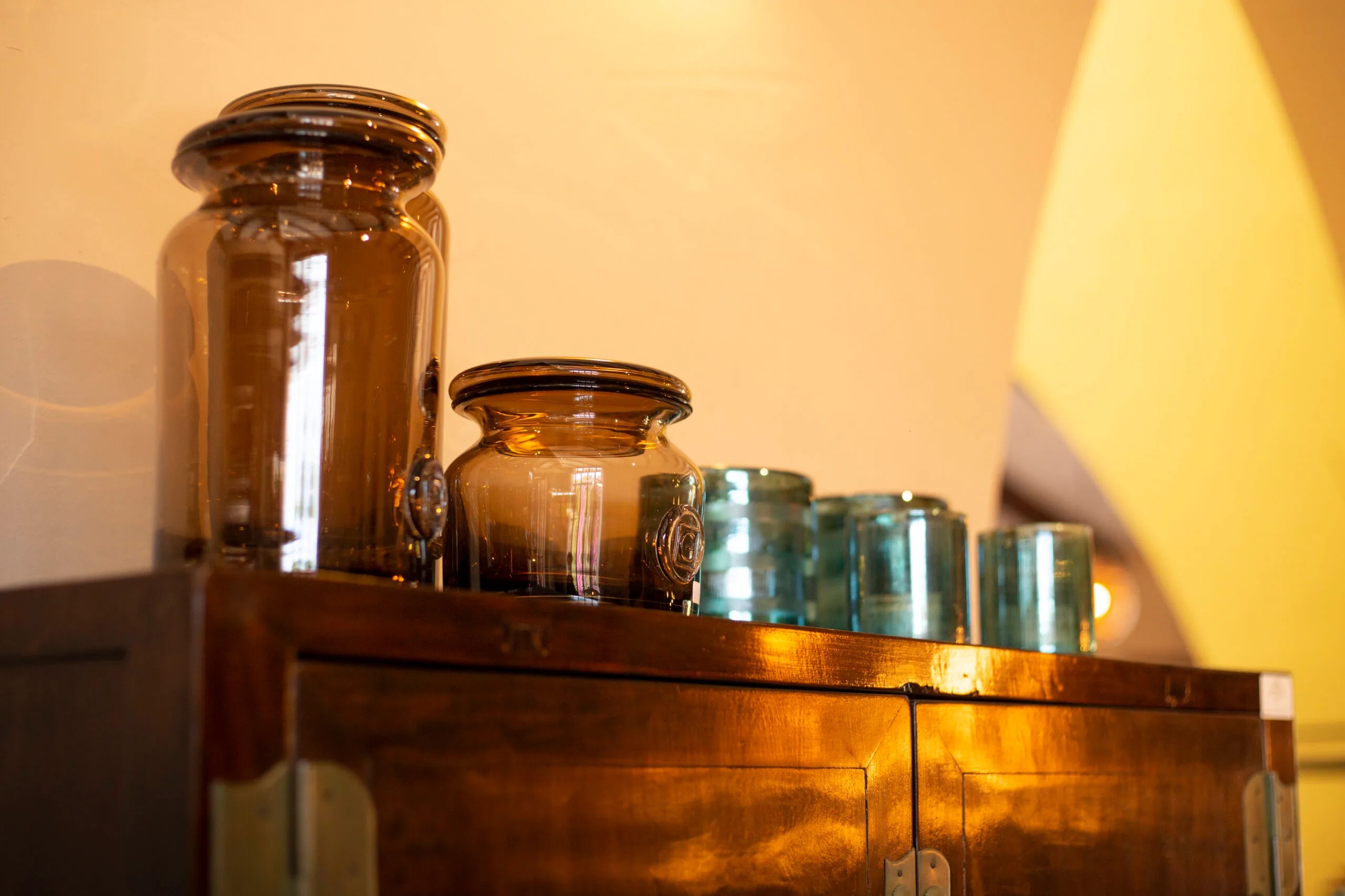 Añade personalidad a tus rincones con nuestros aparadores de madera noble y lámparas de cerámica artesanal. Piezas exclusivas que combinan tradición y diseño mediterráneo en Jávea.