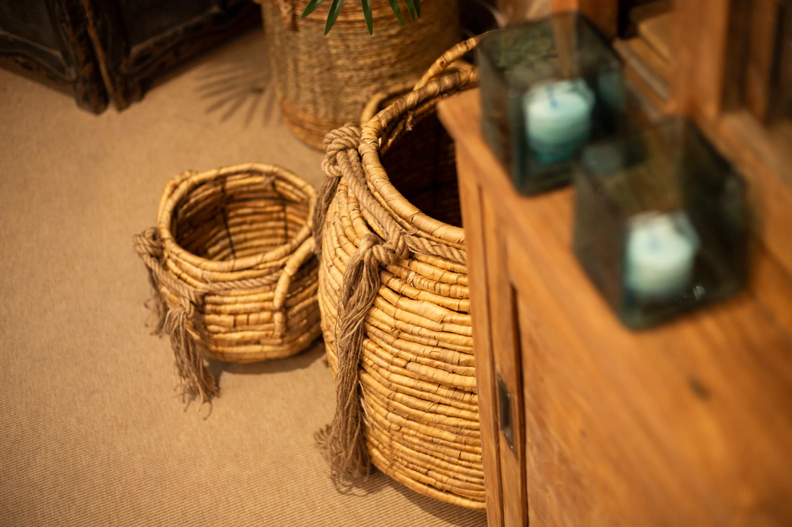 Visita nuestro showroom en Jávea y descubre una exposición única de salones, comedores y dormitorios. Mobiliario rústico-colonial y proyectos de interiorismo exclusivos en la Costa Blanca.