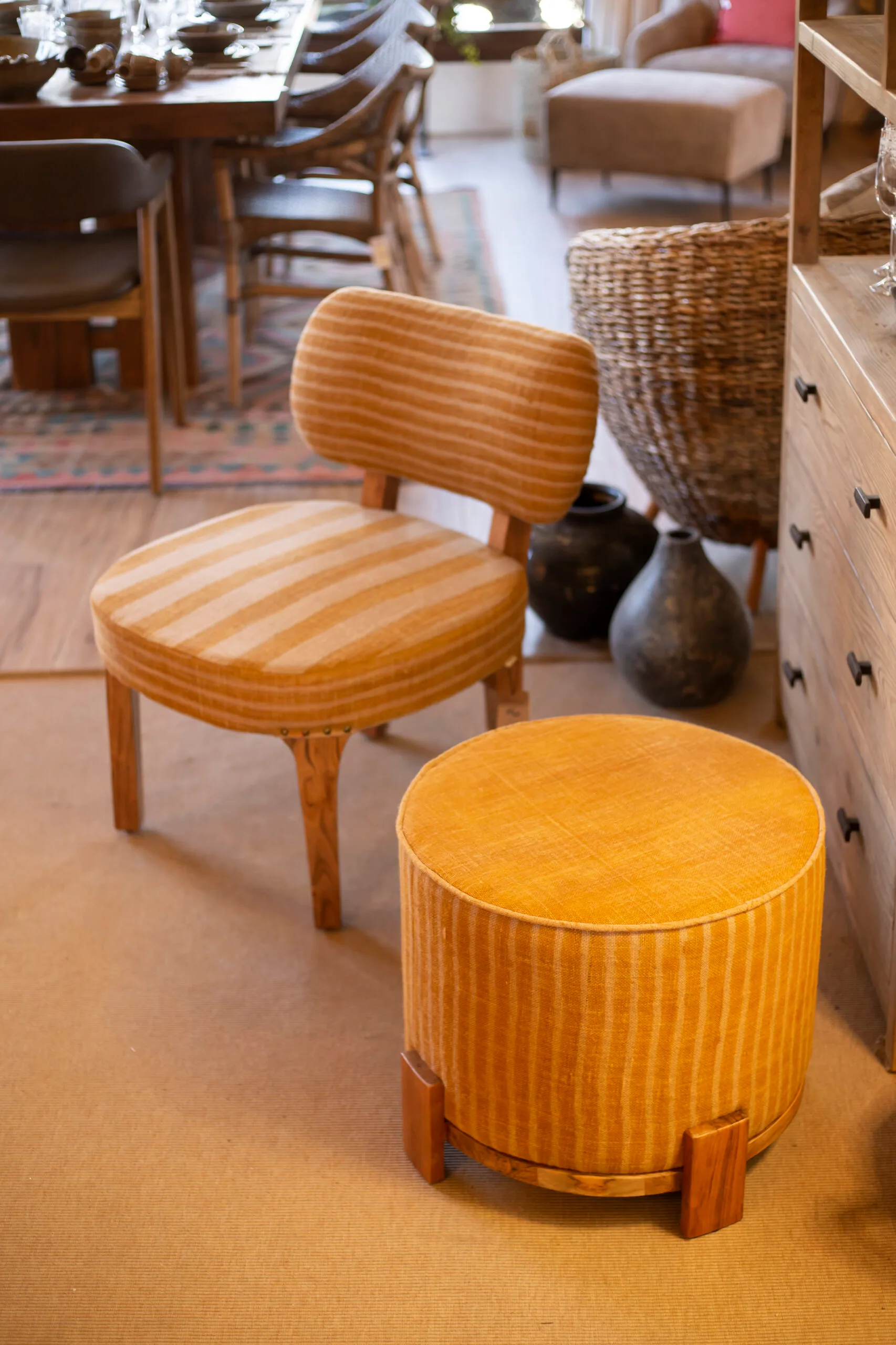 Los pequeños detalles que hacen hogar. Descubre nuestra selección de bandejas de fibras, teteras cerámicas y recipientes artesanales para vestir tu mesa con estilo en Jávea.