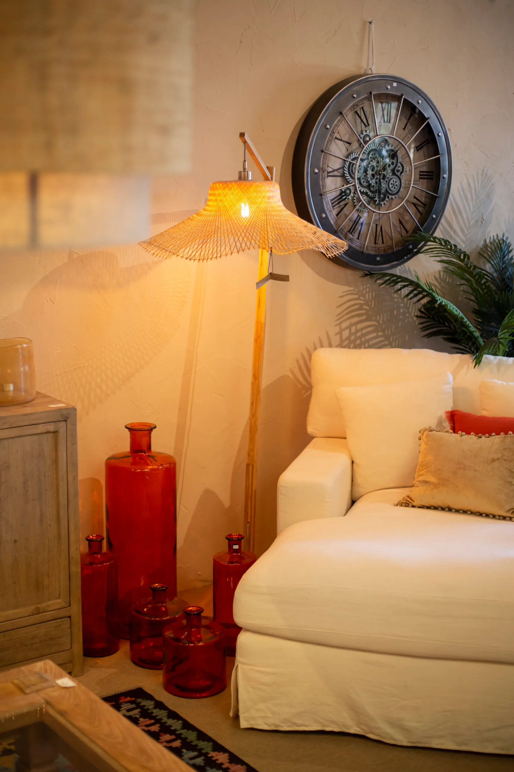 Crea tu rincón de relax con nuestros sillones de texturas suaves y cojines en tonos turquesa. Mobiliario diseñado para aportar frescura y comodidad a tu hogar en la Costa Blanca.