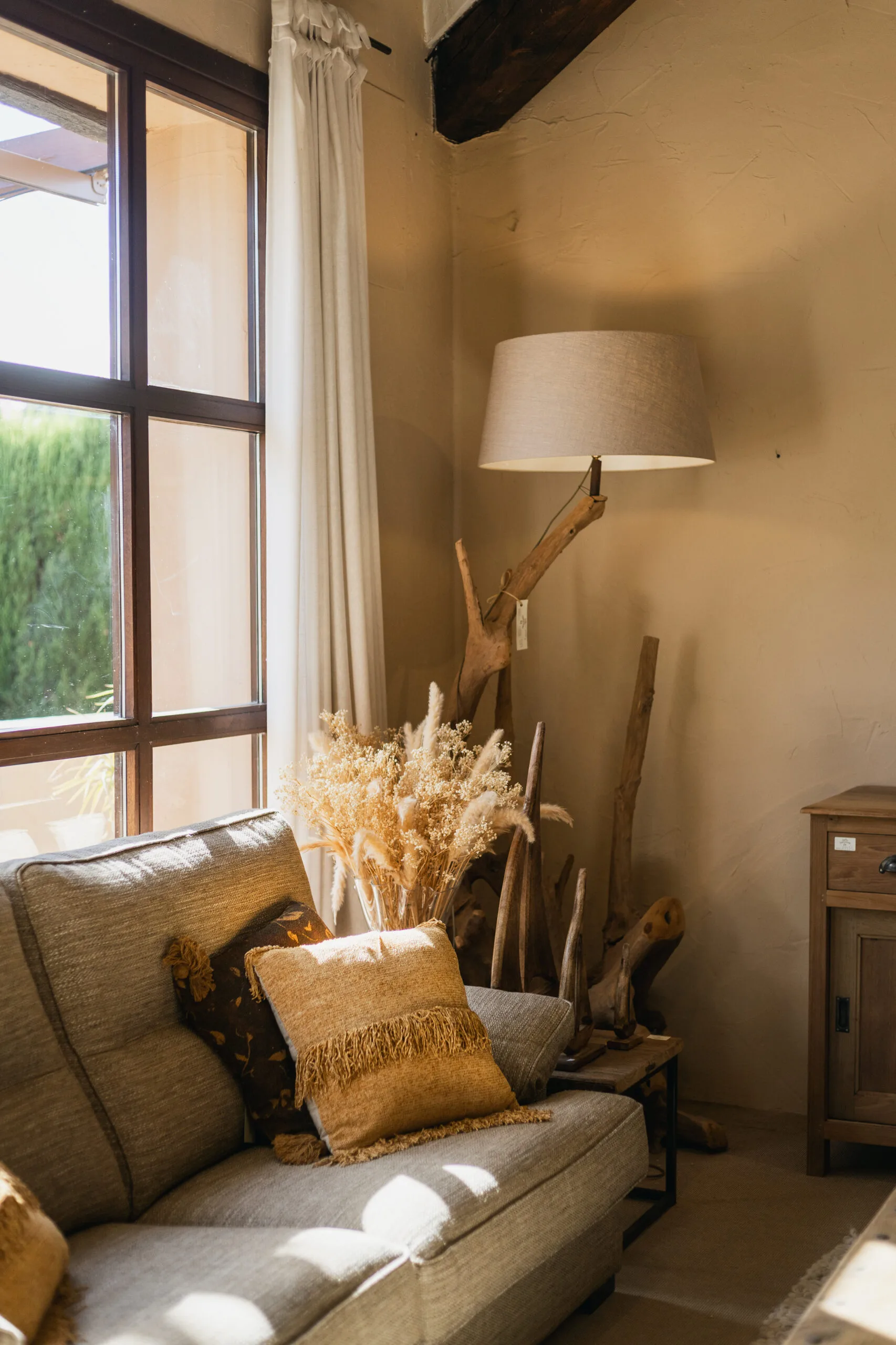 Crea tu refugio personal con nuestros sofás de texturas naturales y piezas únicas. Mobiliario artesanal en Jávea diseñado para aportar calidez y bienestar a cada rincón de tu hogar.