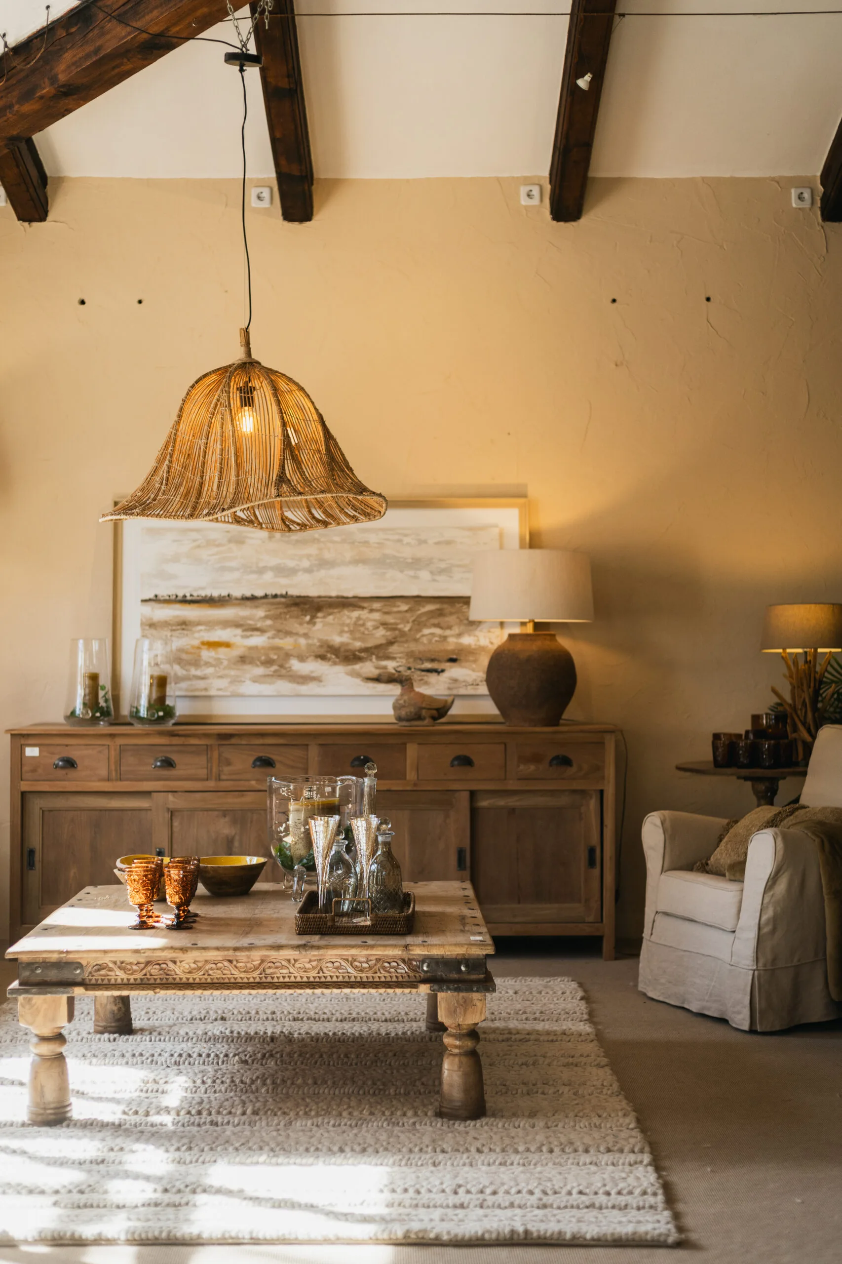 Crea un hogar acogedor con nuestra colección de salones. Muebles de madera maciza, lámparas de fibras naturales y textiles de calidad que definen el estilo de vida mediterráneo en Jávea.
