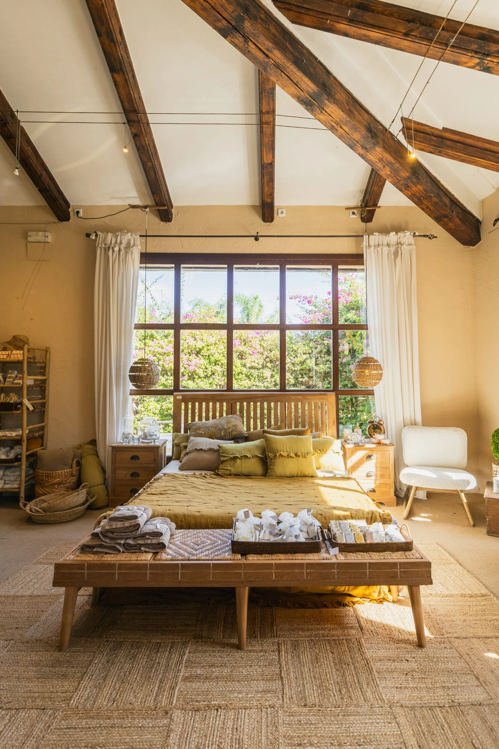 Encuentra el sofá perfecto para tu hogar en Jávea. Calidad, diseño y confort se unen en piezas únicas de texturas naturales para crear salones llenos de luz y estilo.