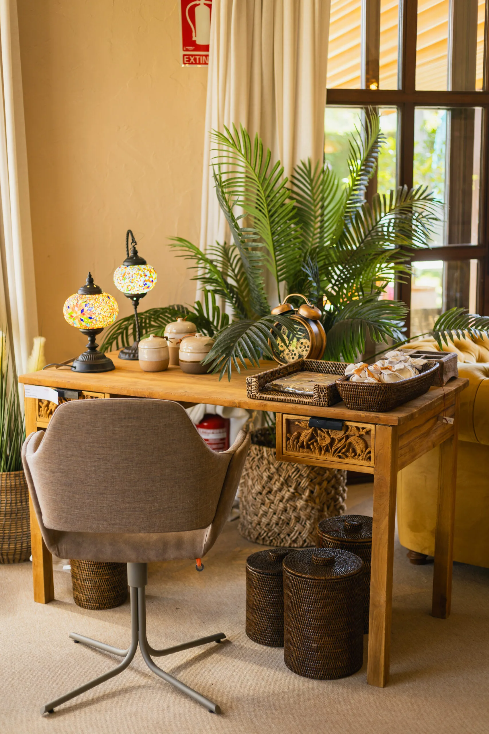 Trabaja en un entorno que te inspire. Descubre nuestros escritorios de madera maciza con detalles tallados a mano y accesorios coloniales para crear un despacho único en Jávea.