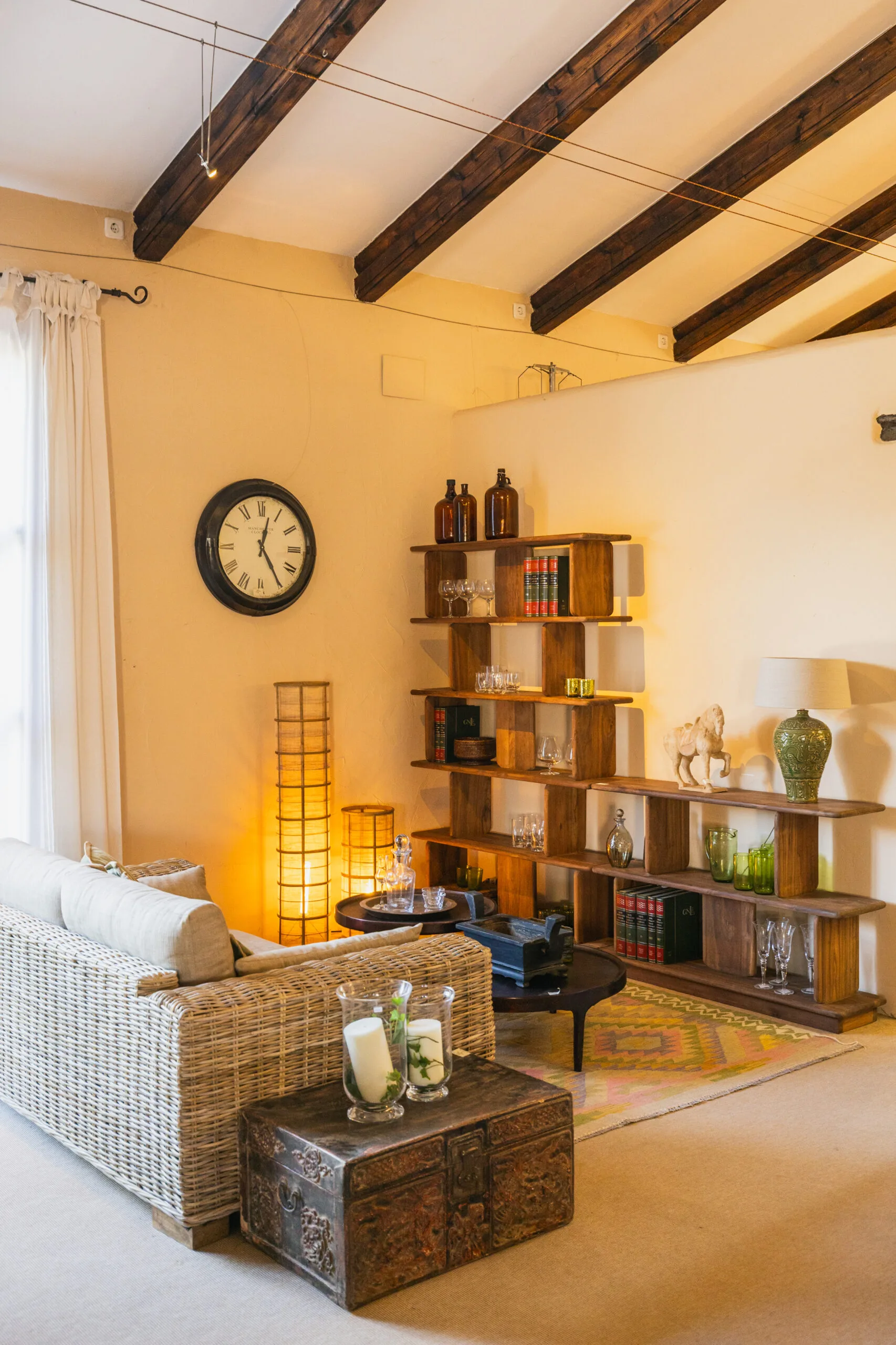 Crea un espacio de trabajo que inspire. Escritorios de madera maciza artesanal y sillas de diseño para despachos exclusivos en Jávea que combinan funcionalidad y elegancia.